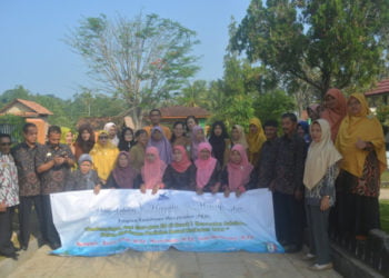 PENDAMPINGAN KURIKULUM 13. Belasan guru SD dari 12 sekolah di wilayah Kecamatan Sukoharjo mendapat bimbingan pelatihan kurikulum 13, Senin (24/6). Pelatihan tersebut dilaksanakan selama tiga hari di SDN 2 Sukoharjo II.
(LAMPUNG POST/WIDODO)