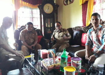 KUMPULKAN INFORMASI. Tim investigasi dugaan malapraktik oknum dokter RS Asy Syifa Medika, Tulangbawang Barat, mendatangi kediaman korban, Selasa (25/6/2019) siang. Tim mengumpulkan sejumlah informasi terkait dengan peristiwa ditemukannya kain kasa dalam perut Septina (26) pascaoperasi sesar di RS tersebut pada 27 Maret 2019 lalu. (LAMPUNG POST/MERWAN)