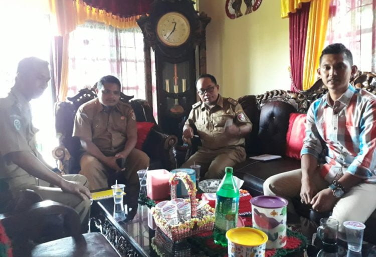 KUMPULKAN INFORMASI. Tim investigasi dugaan malapraktik oknum dokter RS Asy Syifa Medika, Tulangbawang Barat, mendatangi kediaman korban, Selasa (25/6/2019) siang. Tim mengumpulkan sejumlah informasi terkait dengan peristiwa ditemukannya kain kasa dalam perut Septina (26) pascaoperasi sesar di RS tersebut pada 27 Maret 2019 lalu. (LAMPUNG POST/MERWAN)