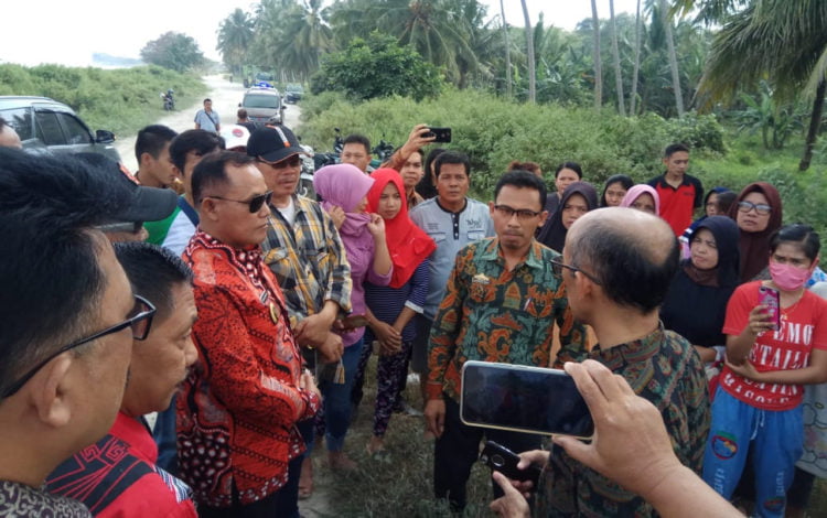 TINJAU. Plt Bupati Lampung Selatan Nanang Ermanto dan jajarannya bersama Ombudsman Perwakilan Lampung meninjau gorong-gorong penyebab banjir di Dusun Grabah, Desa Tarahan, Kecamatan Katibung, Lamsel, Jumat (28/6). (LAMPUNG POST/JUWANTORO)