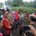 TINJAU. Plt Bupati Lampung Selatan Nanang Ermanto dan jajarannya bersama Ombudsman Perwakilan Lampung meninjau gorong-gorong penyebab banjir di Dusun Grabah, Desa Tarahan, Kecamatan Katibung, Lamsel, Jumat (28/6). (LAMPUNG POST/JUWANTORO)