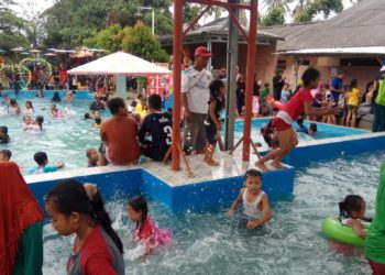 LIBUR LEBARAN. Para pengunjung bermain di kolam renang Tirtasari, Kecamatan Sragi, Lampung Selatan, Minggu (9/6). Kolam Renang Tirtasari di Desa Sukapura, Kecamatan Sragi, Lampung Selatan, menjadi destinasi wisata Lebaran 2019.
(LAMPUNG POST/JUWANTORO)
