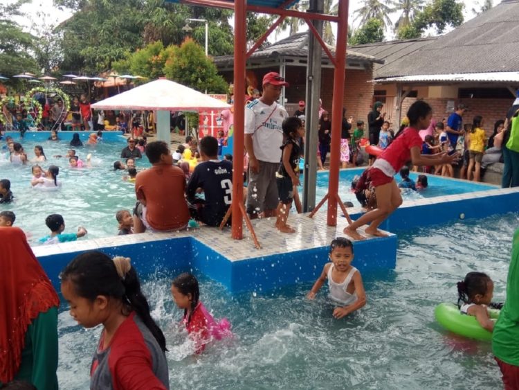LIBUR LEBARAN. Para pengunjung bermain di kolam renang Tirtasari, Kecamatan Sragi, Lampung Selatan, Minggu (9/6). Kolam Renang Tirtasari di Desa Sukapura, Kecamatan Sragi, Lampung Selatan, menjadi destinasi wisata Lebaran 2019.
(LAMPUNG POST/JUWANTORO)