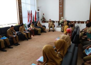 TERIMA PESERTA DIKLATPIM. Bupati Tulangbawang Winarti saat menerima 18 ASN di lingkup pemkab setempat yang sedang menjalani diklatpim III Tahun 2019 di Badan Pengembangan Sumber Daya Manusia Lampung di ruang dinas, Senin (24/6). (DOKUMENTASI HUMAS PEMKAB TUBA)