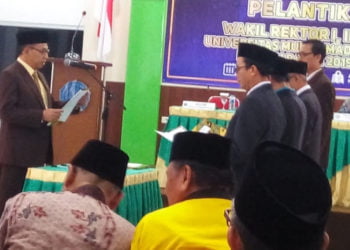 PELANTIKAN WAKIL REKTOR. Rektor Universitas Muhammadiyah Metro (UMM), Jazim Ahmad, melantik empat wakil rektor di aula kampus setempat, Jumat (28/6). Pelantikan itu diharapkan dapat meningkatkan kinerja lebih baik lagi dan hasilnya dapat maksimal. (DOKUMENTASI UMM)