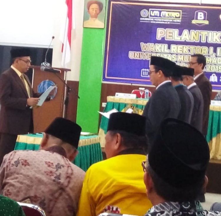 PELANTIKAN WAKIL REKTOR. Rektor Universitas Muhammadiyah Metro (UMM), Jazim Ahmad, melantik empat wakil rektor di aula kampus setempat, Jumat (28/6). Pelantikan itu diharapkan dapat meningkatkan kinerja lebih baik lagi dan hasilnya dapat maksimal. (DOKUMENTASI UMM)