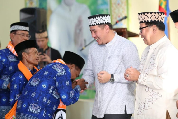 LEPAS JEMAAH UMRAH. Bupati Pesawaran Dendi Ramadhona melepas 100 orang untuk melaksanakan ibadah umrah ke Mekah Masjid Islamic Center, Gedongtataan, Senin (24/6). (LAMPUNG POST/AHMAD AMRI)