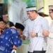 LEPAS JEMAAH UMRAH. Bupati Pesawaran Dendi Ramadhona melepas 100 orang untuk melaksanakan ibadah umrah ke Mekah Masjid Islamic Center, Gedongtataan, Senin (24/6). (LAMPUNG POST/AHMAD AMRI)