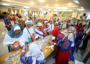 JEMAAH CALON HAJI LAMPUNG. Jemaah calon haji kelompok terbang 1 Lampung melewati pemeriksaan paspor, visa, dan kesehatan di Asrama Haji Islamic Center Lampung, Bandar Lampung, beberapa waktu yang lalu. n LAMPUNG POST/IKHSAN DWI NUR SATRIO