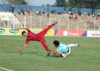 UJI COBA. Penjaga gawang Lampung FC Anggun (kanan) berusaha mengamankan gawangnya dari pemain timnas dalam laga uji coba di Stadion Sumpah Pemuda PKOR, Way Halim, Minggu (28/7). Dalam laga ini Lampung FC kalah 0:2 dari Timnas U-23.
n LAMPUNG POST/SUKISNO