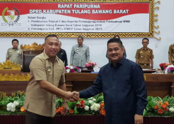 SERAHKAN KUA PPS. Bupati Tubaba Umar Ahmad menyampaikan KUA PPAS anggaran perubahan 2019 kepada Ketua DPRD Busroni. (LAMPUNG POST/MERWAN)