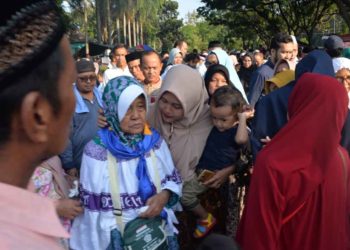 CALHAJ BANDAR LAMPUNG. Keluarga mengantarkan Calon Jamaah Haji kloter tiga asal Bandar Lampung menuju Asrama Haji, Bandar Lampung, Jumat (12/7).
Lampung post/ ikhsan dwi nur satrio