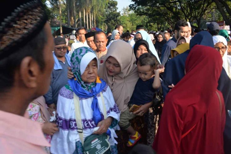 CALHAJ BANDAR LAMPUNG. Keluarga mengantarkan Calon Jamaah Haji kloter tiga asal Bandar Lampung menuju Asrama Haji, Bandar Lampung, Jumat (12/7).
Lampung post/ ikhsan dwi nur satrio