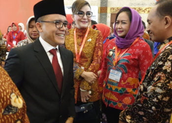 KONSULTASI. Bupati Tulangbawang Winarti saat berbincang dengan Bupati Banyuwangi Abdullah Azwar Anas pada acara  Indonesia Internasional Smart City Expo and Forum (IISMEX) di Jakarta, Rabu (17/7). Pembicaraan terkait dengan samart city. (DOKUMENTASI HUMAS PEMKAB TUBA)