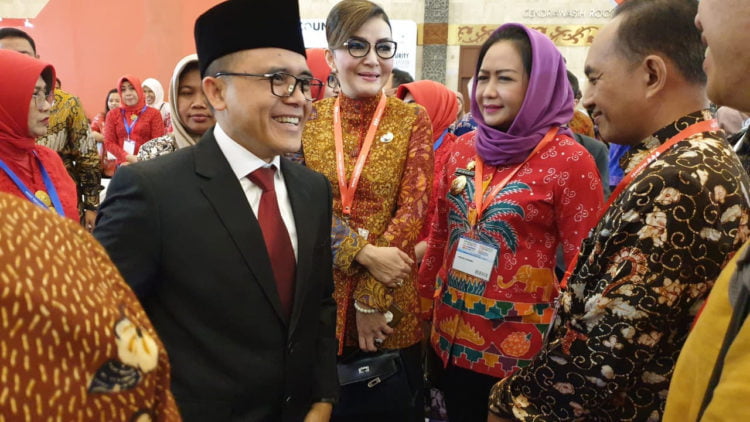 KONSULTASI. Bupati Tulangbawang Winarti saat berbincang dengan Bupati Banyuwangi Abdullah Azwar Anas pada acara  Indonesia Internasional Smart City Expo and Forum (IISMEX) di Jakarta, Rabu (17/7). Pembicaraan terkait dengan samart city. (DOKUMENTASI HUMAS PEMKAB TUBA)