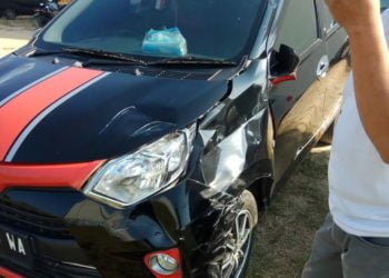 RINGSEK. Mobil Calya berwarna hitam yang diamankan Polsek  Tulangbawang Tengah usai terlibat tabrakan maut dengan sepeda motor di depan kantor kecamatan Tulangbawang Tengah, Jumat (19/7). Tabrakan mengakibatkan pegawai honorer kecamatan setempat meninggal dunia. (LAMPUNG POST/AHMAD SOBIRIN)