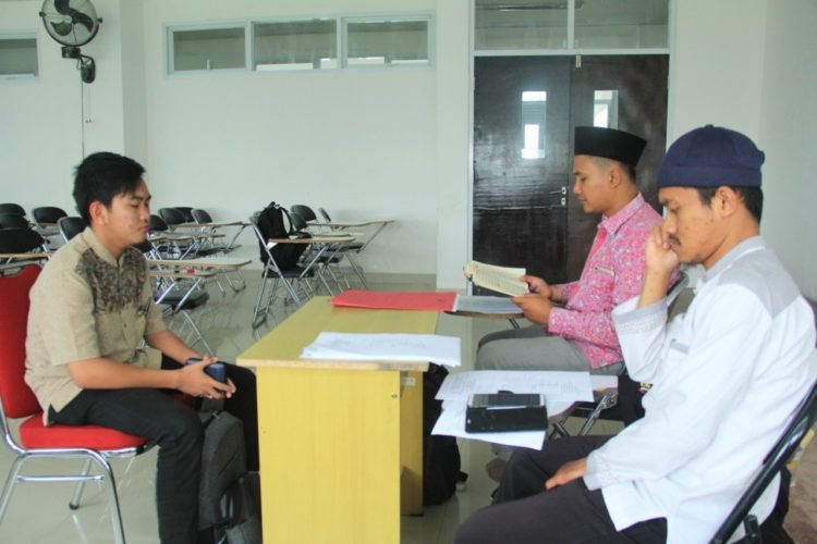 TES JALUR KHUSUS. Salah satu calon mahasiswa baru melakukan tes prestasi jalur khusus di Itera, Jumat (12/7). Sebanyak 75 orang dari 104 orang peserta dinyatakan lolos seleksi berkas dan berhak melanjutkan tes wawancara dan kemampuan diri di kampus setempat.
(DOK. HUMAS ITERA)