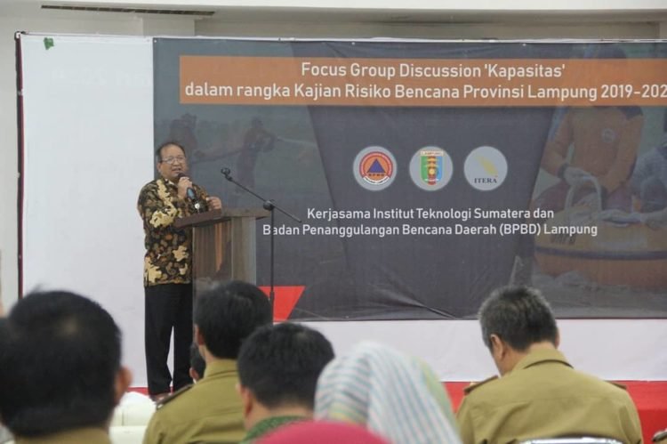 RISIKO BENCANA. Rektor Itera Ofyar Z Tamin membuka kegiatan focus group discussion kapasitas risiko bencana di Provinsi Lampung periode 2019—2024, di aula gedung kuliah umum Itera, Selasa (9/7). Ofyar menegaskan mitigasi bencana penting dilakukan untuk mengurangi risiko yang ditimbulkan saat bencana terjadi.
(LAMPUNG POST/TRIYADI ISWORO)