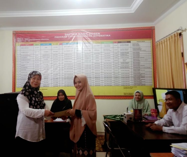BERI PENGHARGAAN. Kaprodi Pendidikan Matematika STKIP Pringsewu Noerhasmalina memberikan penghargaan kepada mahasiswinya, Dika Artha Putri, di ruang Prodi Matematika, Rabu (3/7). Penghargaan diberikan sebagai apresiasi atas kerja kerasnya mengharumkan STKIP Muhammadiyah Pringsewu di berbagai ajang kompetisi. (DOK HUMAS STKIP PRINGSEWU)
