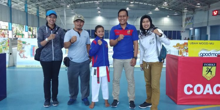 O2SN Nasional. Siswi kelas VIII SMPN 1 Pesawaran, Aini Citra Devi, foto bersama kepala sekolah dan guru. Aini akan bersiap mewakili Lampung di ajang O2SN nasional pada Agustus mendatang.  (LAMPUNG POST/AHMAD AMRI)