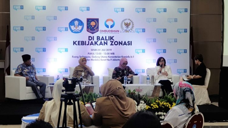 DISKUSI PPDB. Staf Ahli Menteri Pendidikan dan Kebudayaan Bidang Regulasi Pendidikan Chatarina Muliana Girsang (kedua dari kanan) berbicara dalam diskusi Forum Merdeka Barat bertema Di balik kebijakan zonasi, di gedung Kementerian Komunikasi dan Informasi, Jalan Medan Merdeka Barat, Jakarta, Senin (1/7).
(KEMENDIKBUD/BKLM)