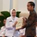 TERIMA KATALOG. Presiden Joko Widodo menerima katalog gempa bumi dan tsunami dari Kepala BMKG Dwikorita Karnawati, di Istana Negara, Selasa (23/7). Presiden meminta BMKG lebih mengintensifkan kembali kerja sama dengan pemerintah daerah dalam penanganan bencana. BMKG diminta lebih berani untuk memberikan masukan ke pemerintah daerah terkait dengan titik wilayah rawan bencana.
(ANTARA/WAHYU PUTRO A)