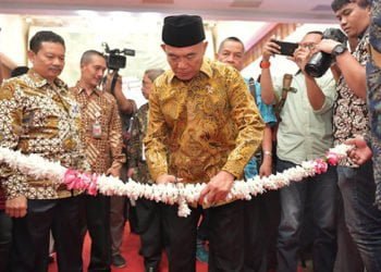 UANG PANGKAL. Menteri Pendidikan dan Kebudayaan Muhadjir Effendy memastikan perguruan tinggi negeri dilarang menarik uang pangkal terhadap calon mahasiswa baru dari keluarga tidak mampu yang diterima melalui jalur mandiri, di Plaza Insan Berprestasi Kemendikbud, Jumat (26/7). Pemberlakuan uang kuliah tunggal pun dikenakan pada golongan paling rendah.
(ISTIMEWA)