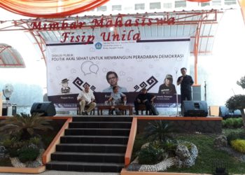 POLITIK AKAL SEHAT. Dekan FISIP Universitas Lampung Syarief Makhya (kanan) membuka diskusi publik dengan tema Politik akal sehat untuk membangun peradaban demokrasi, di FISIP Unila, Selasa (2/7). Akademisi sarat kontroversi, Rocky Gerung (kedua dari kiri), menyebarkan politik akal sehat kepada mahasiswa FISIP Unila.
(LAMPUNG POST/TRIYADI ISWORO)