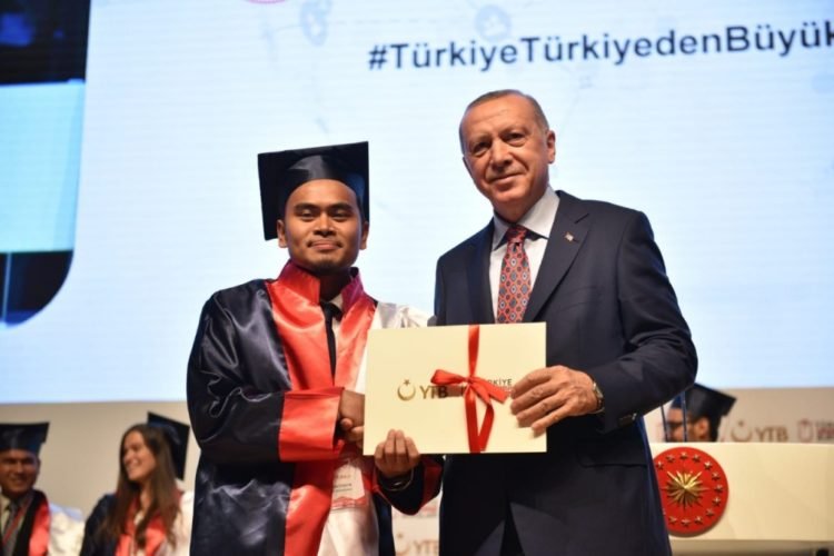 PIDATO KELULUSAN. Sarjana asal Indonesia Imam Syafi'ie berfoto bersama Presiden Turki Recep Tayyip Erdogan seusai didapuk sebagai pembicara dalam pidato kelulusan oleh Turkiye Burslari, Jumat (5/7).
(DOK. YTB)