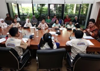 TERIMA KUNJUNGAN. Menteri Kesehatan Nila F Moeloek menerima kunjungan dan menjawab pertanyaan 12 reporter cilik Media Indonesia, Kamis (25/7). Reporter cilik mewawancarai Menkes mengenai kondisi kesehatan masyarakat Indonesia.
(MI/ROMMY PUJIANTO)