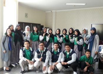 MEDALI EMAS. Siswa-siswi peraih emas, perak, dan perunggu di Genius Olympiad, di New York, berfoto bersama, Senin (1/7).
(MEDCOM.ID/CITRA LARASATI)