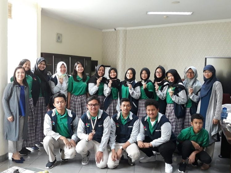 MEDALI EMAS. Siswa-siswi peraih emas, perak, dan perunggu di Genius Olympiad, di New York, berfoto bersama, Senin (1/7).
(MEDCOM.ID/CITRA LARASATI)