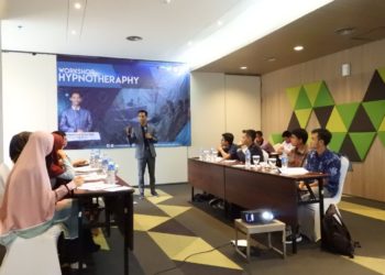 WORKSHOP HIPNOTERAPI. Lampung Cerdas mengadakan workshop hipnoterapi pada Sabtu—Minggu (6—7 Juli) di Whiz Prime Hotel, Bandar Lampung. Kegiatan itu disertifikasi langsung oleh Indonesia Board of Hypnotherapy, lembaga yang sudah diakui oleh Kementerian Tenaga Kerja dan Kementerian Kesehatan Indonesia dan merupakan lembaga hipnoterapi terbesar se-Asia Tenggara.
(ISTIMEWA)