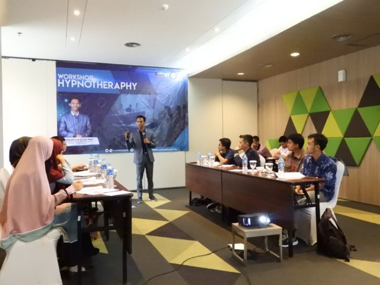 WORKSHOP HIPNOTERAPI. Lampung Cerdas mengadakan workshop hipnoterapi pada Sabtu—Minggu (6—7 Juli) di Whiz Prime Hotel, Bandar Lampung. Kegiatan itu disertifikasi langsung oleh Indonesia Board of Hypnotherapy, lembaga yang sudah diakui oleh Kementerian Tenaga Kerja dan Kementerian Kesehatan Indonesia dan merupakan lembaga hipnoterapi terbesar se-Asia Tenggara.
(ISTIMEWA)