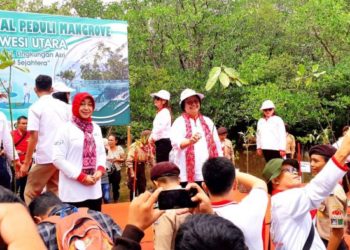 PEDULI BAKAU. Menteri Lingkungan Hidup dan Kehutanan Siti Nurbaya membuka acara Gerakan Nasional Peduli Mangrove di Meras, Bunaken, Manado, Sulawesi Utara, Selasa (9/7). Banyak yang sudah dilakukan pemerintah soal pengelolaan bakau dan hutan pantai, termasuk telah melakukan rehabilitasi mangrove seluas 31.673 ha melalui dana APBN. (DOK. KEMENTERIAN LHK)