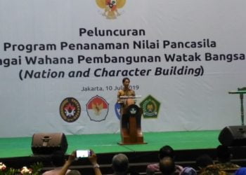 NILAI PANCASILA. Kepala Badan Penelitian dan Pengembangan Kementerian dan Pendidikan dan Kebudayaan Totok Suprayitno membuka peluncuran Program Penanaman Nilai Pancasila sebagai Wahana Pembangunan Watak Bangsa, di gedung Kemendikbud, Senayan, Jakarta, Rabu (10/7).
(MEDCOM.ID/MUHAMMAD SYAHRUL RAMADHAN)