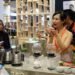 VARIAN TEH. Master teh, Ratna Somantri, memberi penjelasan seputar kelebihan minuman teh dibandingkan kopi, di JiExpo Kemayoran, Jakarta Pusat, kemarin. Teh dipercaya bisa menjadi minuman yang cocok untuk kaum urban dan mampu mendatangkan keuntungan lebih bagi bisnis kafe atau restoran.
(MI/ENI KARTINAH)
