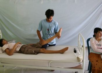 PRODI FISIOTERAPI. Seorang mahasiswa Fisioterapi melakukan terapi terhadap pasien, Senin (29/7). Pendaftaran Program Studi Profesi Fisioterapi Universitas Muhammadiyah Malang resmi dibuka pada tes gelombang III seleksi penerimaan mahasiswa baru 2019.
(DOK.MI)