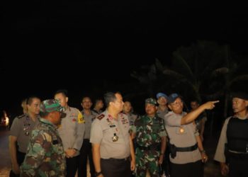 Kapolda Lampung Irjenpol Purwadi Arianto menyambangi lokasi bentrokan antara dua kelompok massa di Register 45 Mesuji, Lampung, tadi malam. (Foto: Dok.)