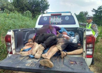 Korban bentrok di Register 45 yang tengah dievakuasi. (Foto:dok.Polda)