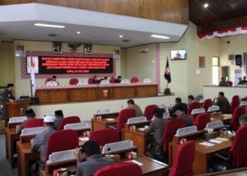 KUA-PPAS. Paripurna penyampaian nota pengantar rancangan KUA PPAS tahun 2020 Pemerintah Kabupaten Lampung Barat, Senin (29/7). (DOKUMENTASI HUMAS PAMKAB LAMBAR)
