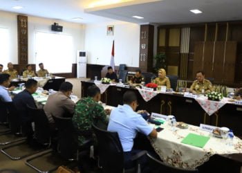 RAPAT KOORDINASI. Bupati Winarti memimpin rapat koordinasi bersama Forkopimda Plus Tulangbawang di Rupatama kantor Bupati setempat, Selasa (23/7). Salah satu yang dibahas yakni Forkopimda dituntut memberi perhatian terhadap para kepala kampung (kakam) dalam pengelolaan dana desa. (LAMPUNG POST/RIAN PRANATA)