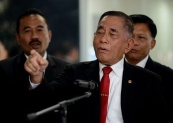 Menteri Pertahanan Ryamizard Ryacudu (tengah) menjawab pertanyaan dari wartawan di Kementerian Pertahanan, Jakarta, Rabu (12/6/2019). Ryamizard Ryacudu menyatakan keamanan jelang sidang sengketa Pemilihan Presiden 2019 di Mahkamah Konstitusi (MK) pada 14 Juni 2019, berjalan kondusif. ANTARA FOTO/M Risyal Hidayat/nz.