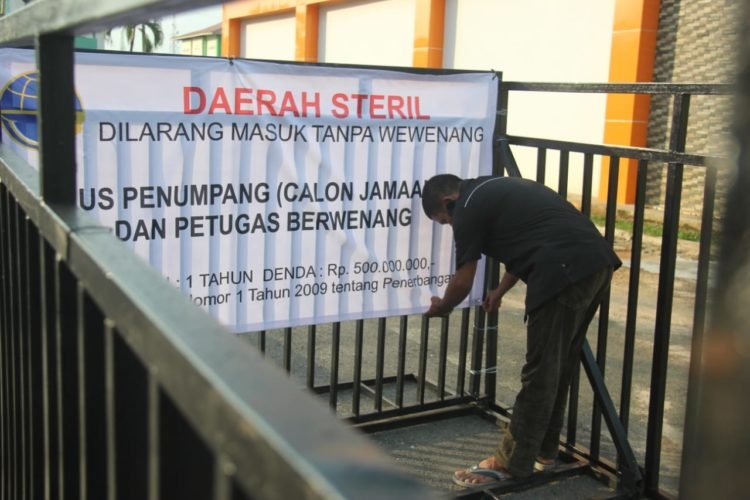 PERSIAPAN HAJI LAMPUNG. Petugas melakukan persiapan untuk menyambut kedatangan jemaah calon haji (calhaj) di Asrama Haji Rajabasa Bandar Lampung, Senin (8/7). Kloter pertama calhaj asal Lampung Tengah rencananya diterbangkan dari Jakarta ke Arab Saudi menggunakan pesawat Garuda pada Kamis (11/7), sekitar pukul 02.15.
n LAMPUNG POST/IKSAN DWI NUR SATRIO