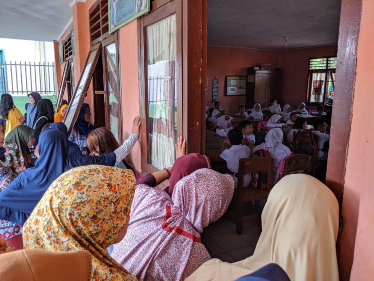 HARI PERTAMA SEKOLAH. Sejumlah wali murid menunggu anak di luar kelas pada hari pertama sekolah di SDN 02 Langkapura, Bandar Lampung, Senin (15/7). Hari pertama masuk sekolah tahun ajaran 2019—2020 dimulai serentak dan para orang tua siswa hadir mengantar anaknya untuk mengenal lingkungan sekolah serta berinteraksi dengan pihak sekolah dan guru.n
n LAMPUNG POST/IKHSAN DWI NUR SATRIO