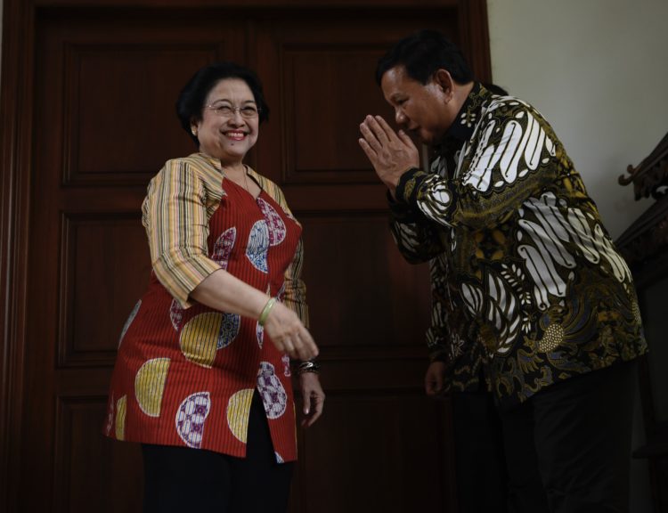PERTEMUAN MEGAWATI DENGAN PRABOWO SUBIANTO. Ketua Umum Partai Gerindra Prabowo Subianto (kanan) berpamitan kepada Ketua Umum PDI Perjuangan Megawati Soekarnoputri (kiri) usai menggelar pertemuan tertutup di Jakarta, Rabu (24/7). Pertemuan kedua tokoh nasional bersama sejumlah elite Partai Gerindra dan PDI Perjuangan tersebut dalam rangka silaturahmi pasca-Pemilu Presiden 2019. ANTARA FOTO/PUSPA PERWITASARI
