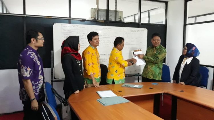 DAFTAR BAKAL CALON REKTOR. Wakil Rektor I Bidang Akademik Universitas Lampung, Bujang Rahman melakukan pendaftaran sebagai bakal calon rektor periode 2019—2023 di Ruang Senat Sekretariat Panitia Kerja Penjaringan Rektor, Gedung Rektorat Lantai 3, Kamis (25/7).
(LAMPUNG POST/TRIYADI ISWORO)