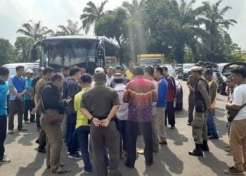 MANGKIR. Apel kendaraan dinas dilingkup Pemkab Lampura digelar di halaman Stadion Sukung Kotabumi, Jumat (26/7). Sampai dengan hari kedua apel 14 randis mangkir dalam kegiatan itu. (LAMPUNG POST/FAJAR NOFITRA)