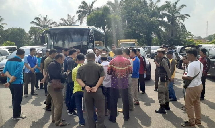 MANGKIR. Apel kendaraan dinas dilingkup Pemkab Lampura digelar di halaman Stadion Sukung Kotabumi, Jumat (26/7). Sampai dengan hari kedua apel 14 randis mangkir dalam kegiatan itu. (LAMPUNG POST/FAJAR NOFITRA)