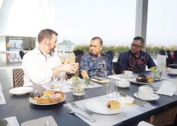 BAHAS KERJA SAMA. Pertemuan Pemkab Pesisir Barat dengan First Secretary Economic Australian Embassy Mark King di Jakarta, beberapa waktu lalu. Pertemuan membahas penjajakan penanaman modal (investasi) pariwisata dan agrobisnis Australia di Pesisir Barat. (DOKUMENTASI PEMKAB PESISIR BARAT)